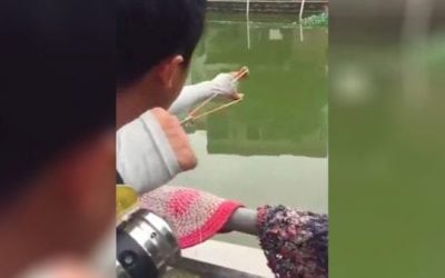 Angler Goes Bowfishing With a Rubber Band and a Reel Strapped to His Arm