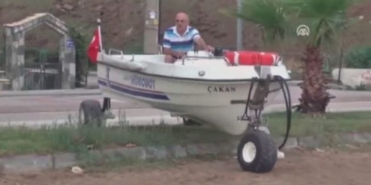 Watch This Guy’s Leisurely Drive Down the Road in His Boat