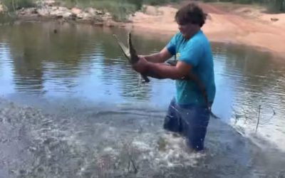 Man Snatches Croc From the Water With His Bare Hands