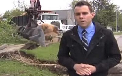 Man Narrowly Escapes Death by Chainsaw Right Behind TV Reporter