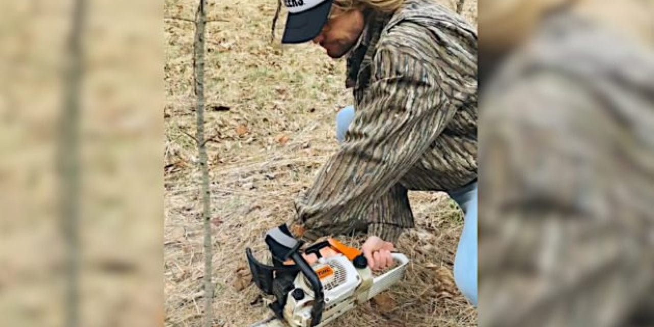 Rut Daniels Shows You How to Properly Brush in a Blind