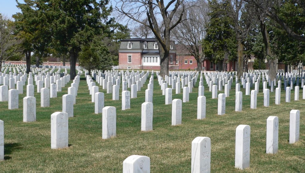 Ft._McPherson_National_Cemetery_headstones_and_lodge_3