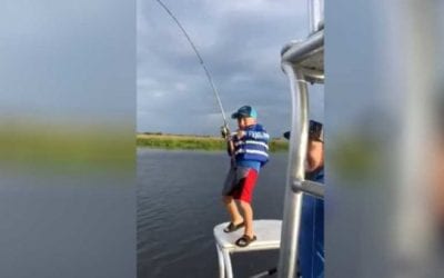 Youngster Dominates a Huge Redfish in a Battle He’ll Remember Forever