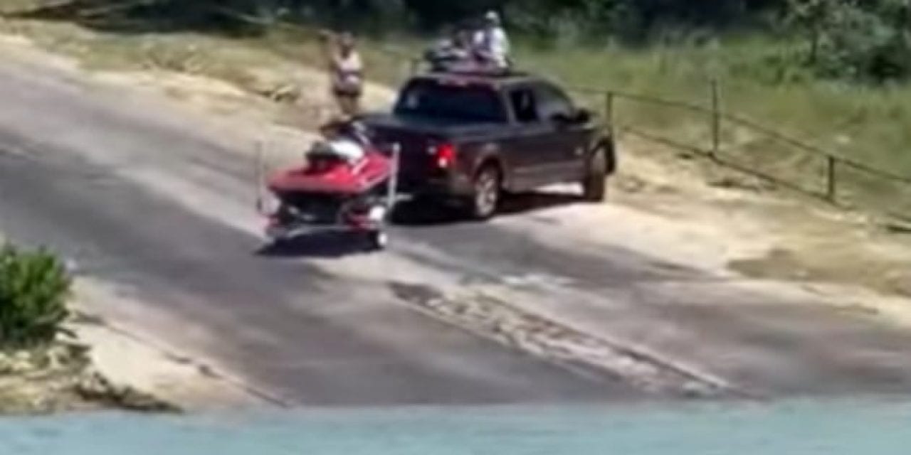 Driver’s Hilarious Struggle to Back Up a Trailer Captured at Texas Boat Launch