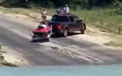 Driver’s Hilarious Struggle to Back Up a Trailer Captured at Texas Boat Launch