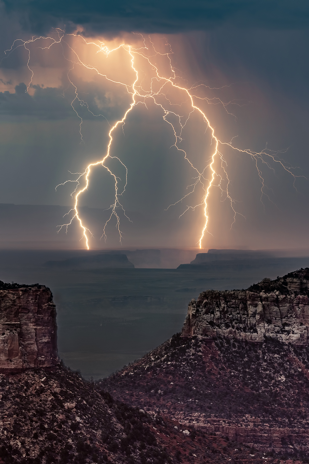 Example of using a telephoto lens to photograph lightning.