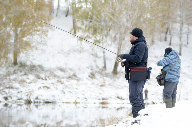 The Best Ways to Stay Warm When Winter Fishing
