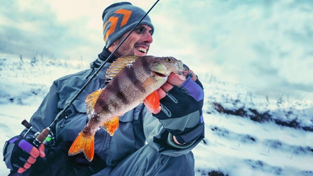 The Best Ways to Stay Warm When Winter Fishing