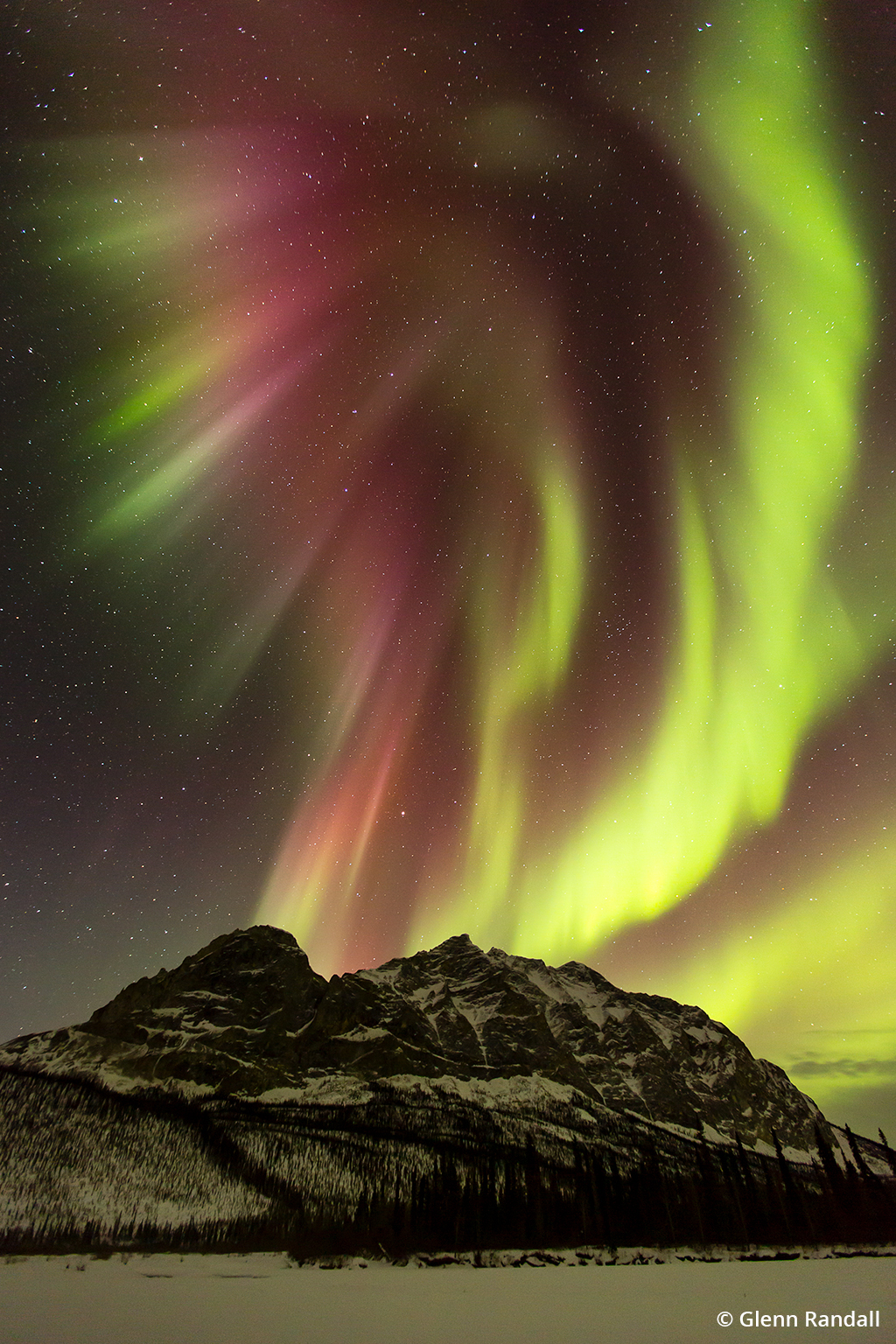 Image of the northern lights over Sukakpak Mountain