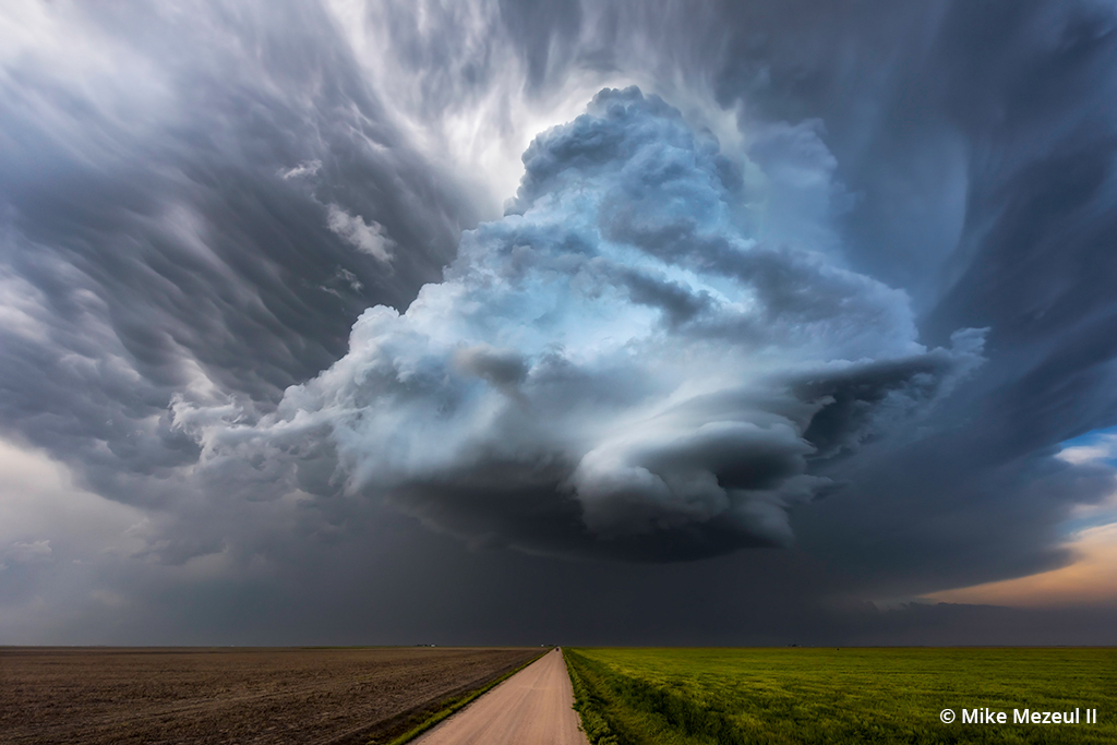 Photo of a supercell thunderstorm