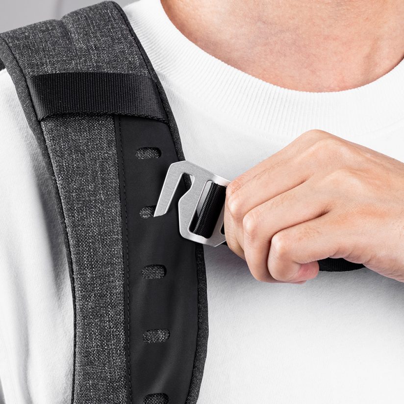 Photo detailing the K&F CONCEPT Alpha backpack's adjustable chest strap
